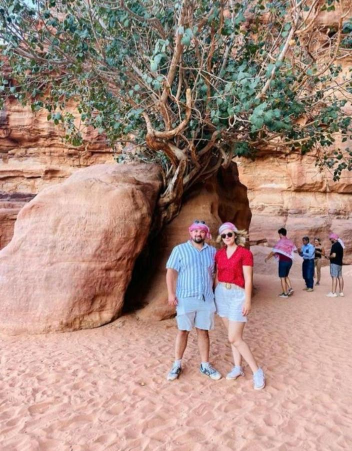Saleem With Jeep Tour Lägenhet Wadi Rum Exteriör bild